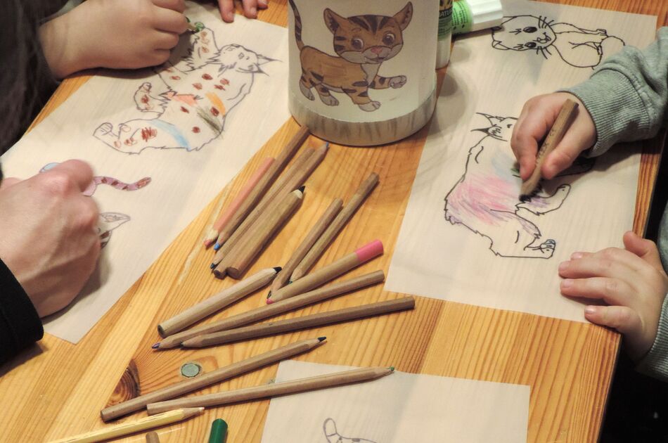 Groß und Klein gestalten bunte Tierlaternen im Wildkatzendorf Hütscheroda