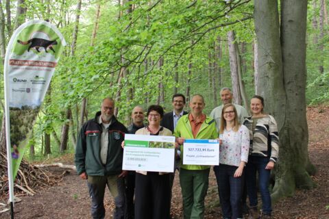 Gruppenbild im Wald mit Präsidentin des BfN und dem Thüringer Umweltminister zum Start des MaLiWa-Projektes