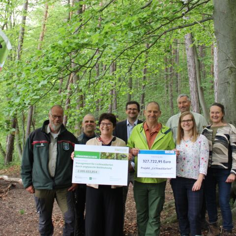 Gruppenbild im Wald mit Präsidentin des BfN und dem Thüringer Umweltminister zum Start des MaLiWa-Projektes