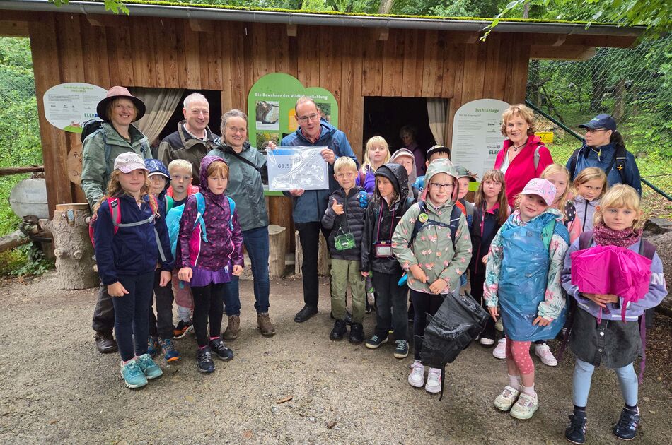 Umweltminister Kummer übergibt den BNE-Fördermittelbescheid im Beisein von Schülerinnen und Schülern an die Wildtierland Hainich gGmbH
