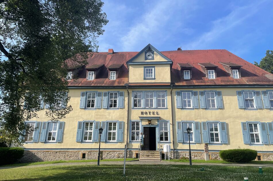 Blick auf den Eingang des Hotels "Zum Herrenhaus"