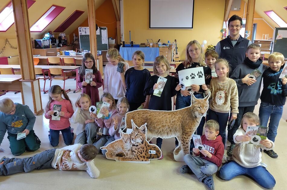 Gruppenfoto nach der Unterrichtsstunde zum Thema Luchs in Thüringen an der staatlichen Grundschule in Behringen