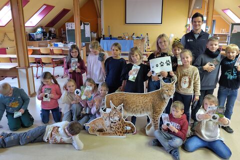 Gruppenfoto nach der Unterrichtsstunde zum Thema Luchs in Thüringen an der staatlichen Grundschule in Behringen