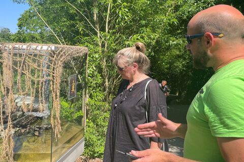 Projektleiter Martin Burmeister im Gespräch mit Umweltstaatssekretärin Karin Arndt über das ENL-Projekt Gelbbauchunke
