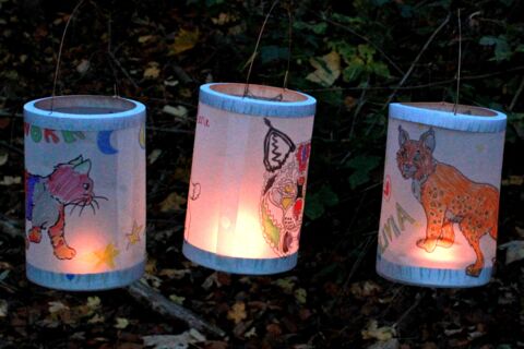 Drei leuchtende Laternen mit Tiermotiven bemalt