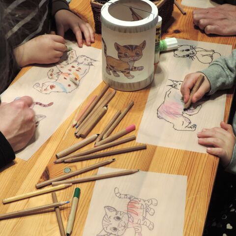 Groß und Klein gestalten bunte Tierlaternen im Wildkatzendorf Hütscheroda