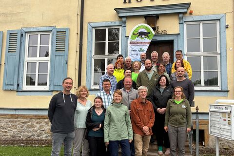 Fachbeirat der Natura 2000-Station Unstrut-Hainich/Eichsfeld mit den Stationsmitarbeitenden vor dem Tagungsort Hotel zum Herrenhaus