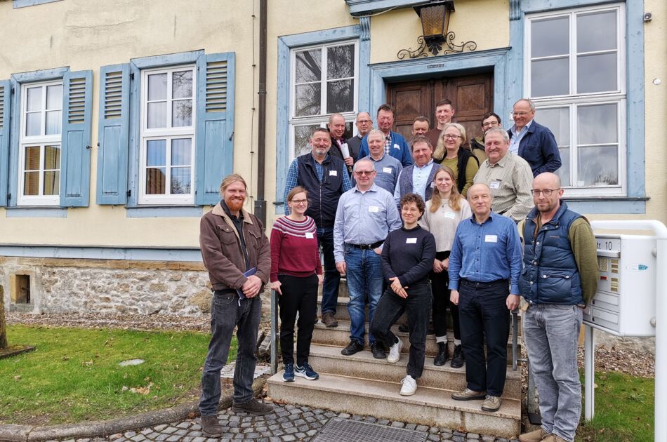 Gruppenbild des Landestreffens Cap4gi auf den Stufen des Herrenhauses Hütscheroda